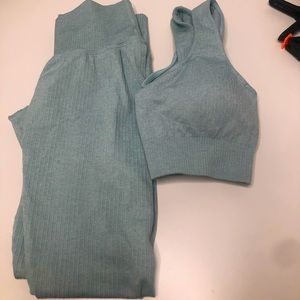 SOORTS BRA & LEGGINGS SET
